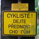 Text cycle sign, Cyklisté, dejte přednost chodcům